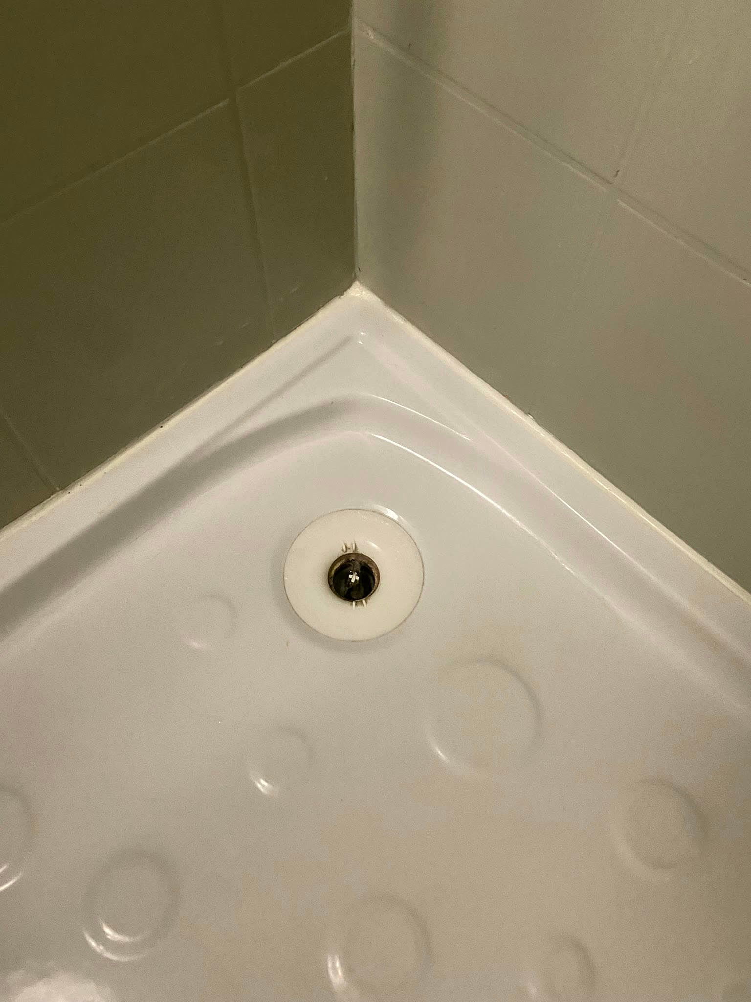 Après : bac de douche entartré et encrassé, puis remis à neuf