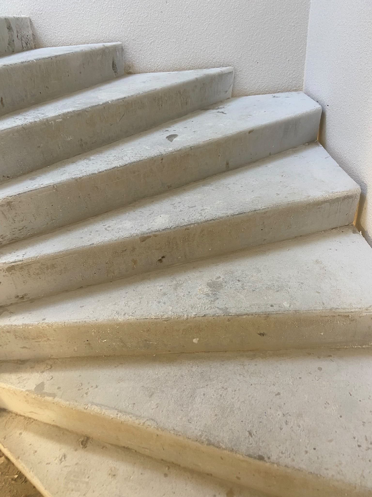 Après : escalier en béton couvert de gravats, puis entièrement nettoyé