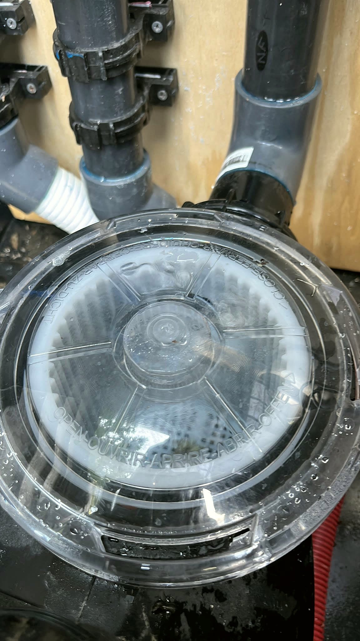 Après : panier de filtration obstrué par les débris, puis entièrement dégagé