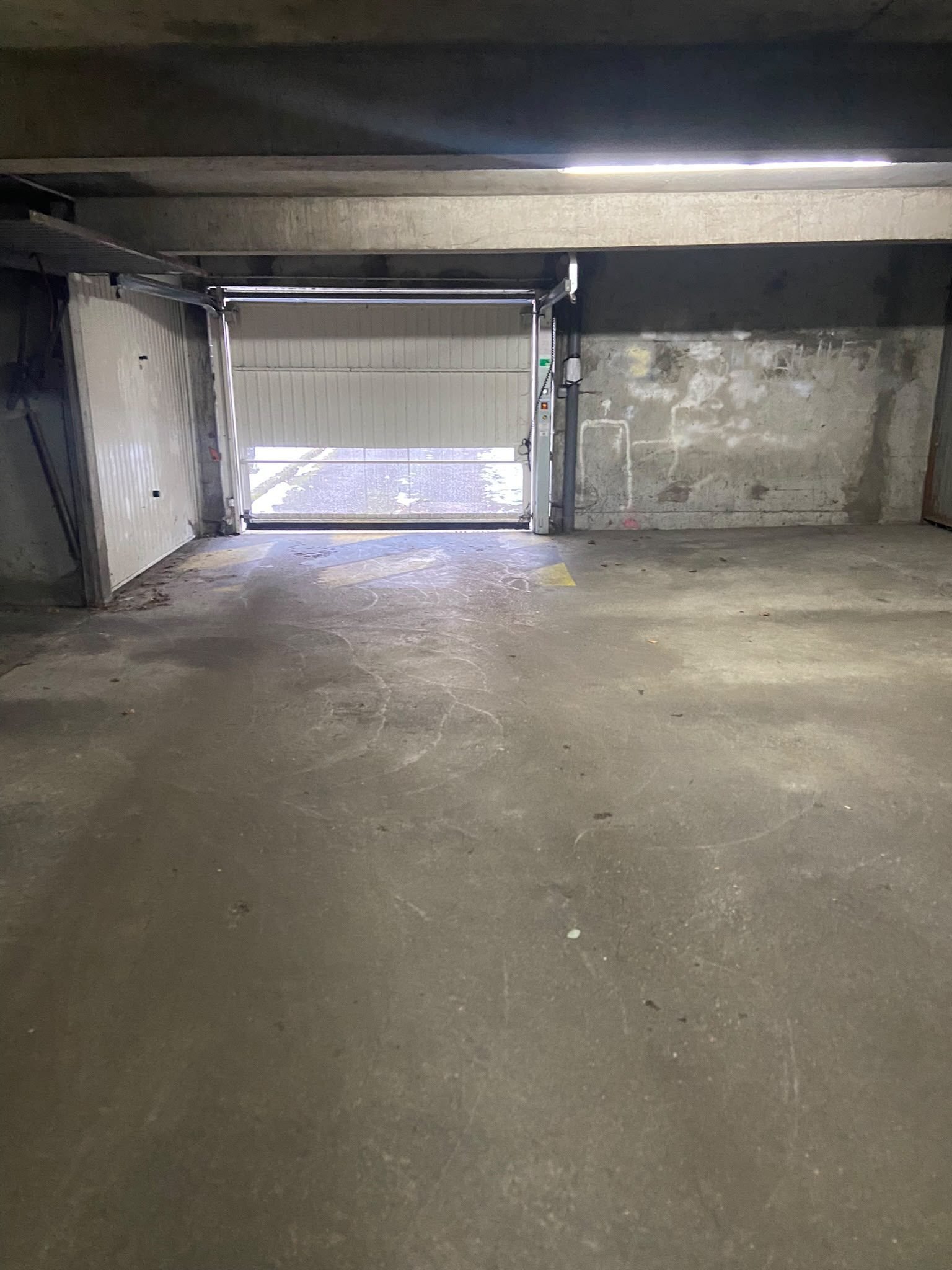 Parking de copropriété nettoyé