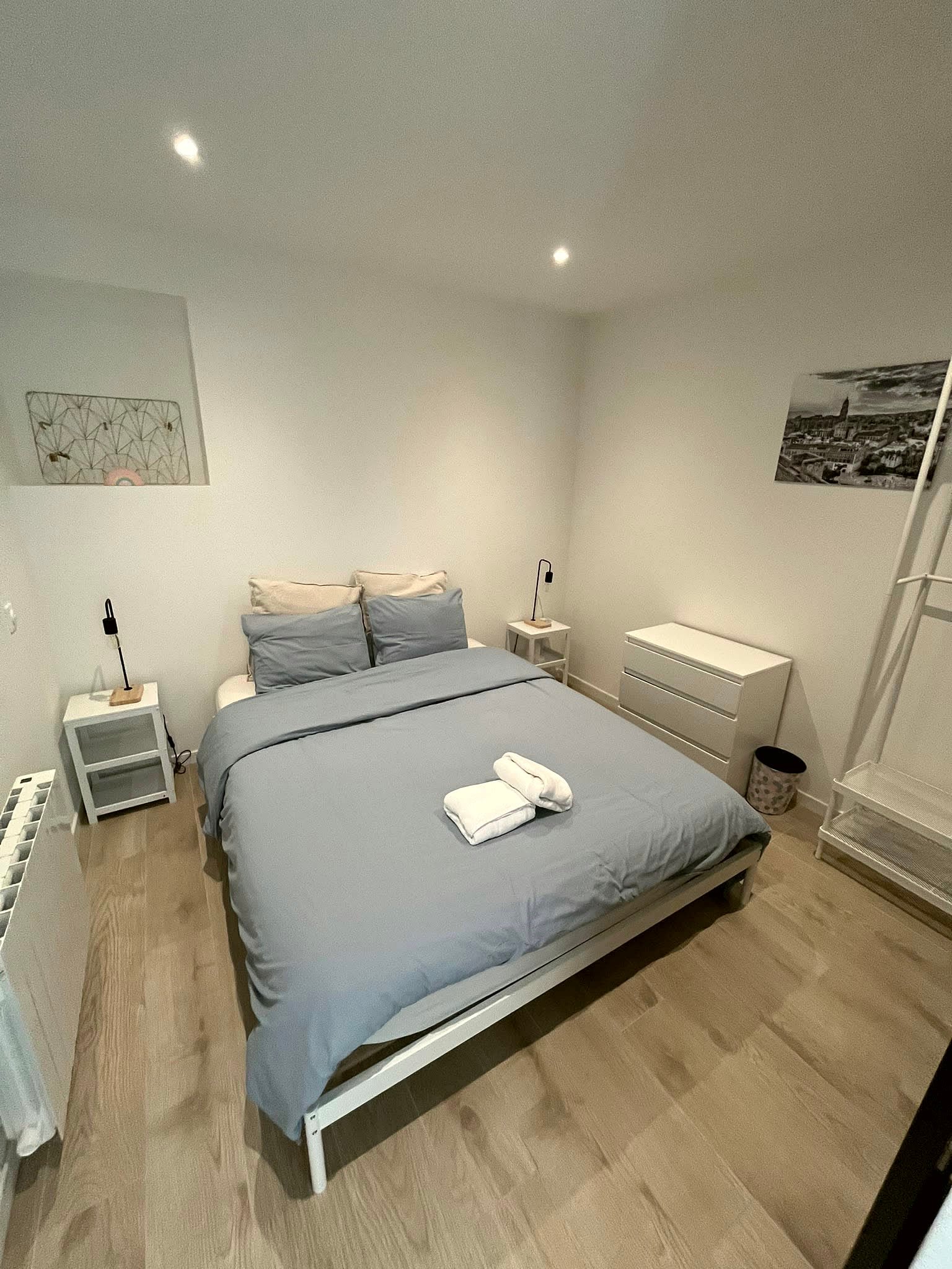 Chambre d'amis préparée avec linge propre