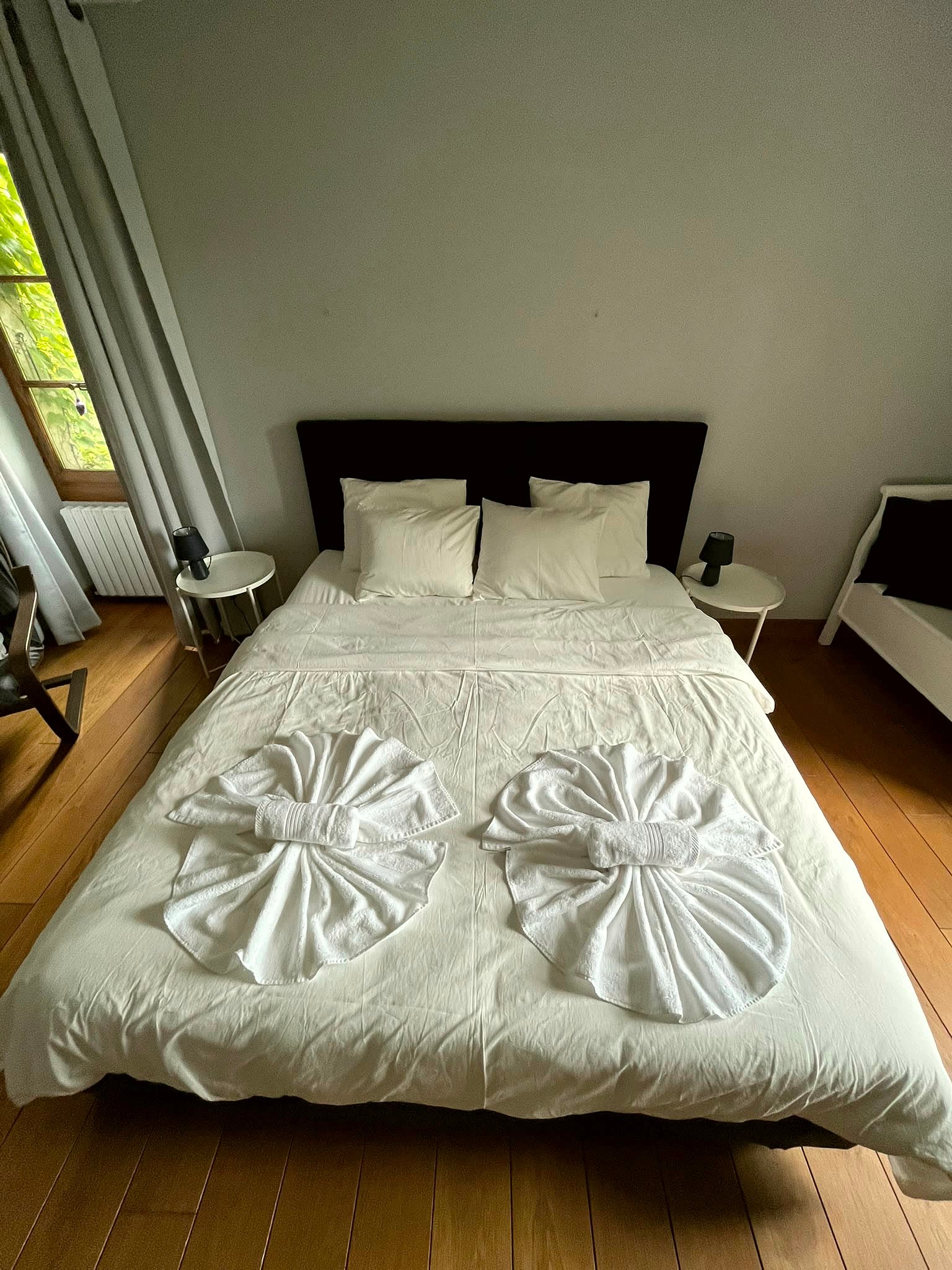 Lit double refait avec pliage de serviettes en fleur
