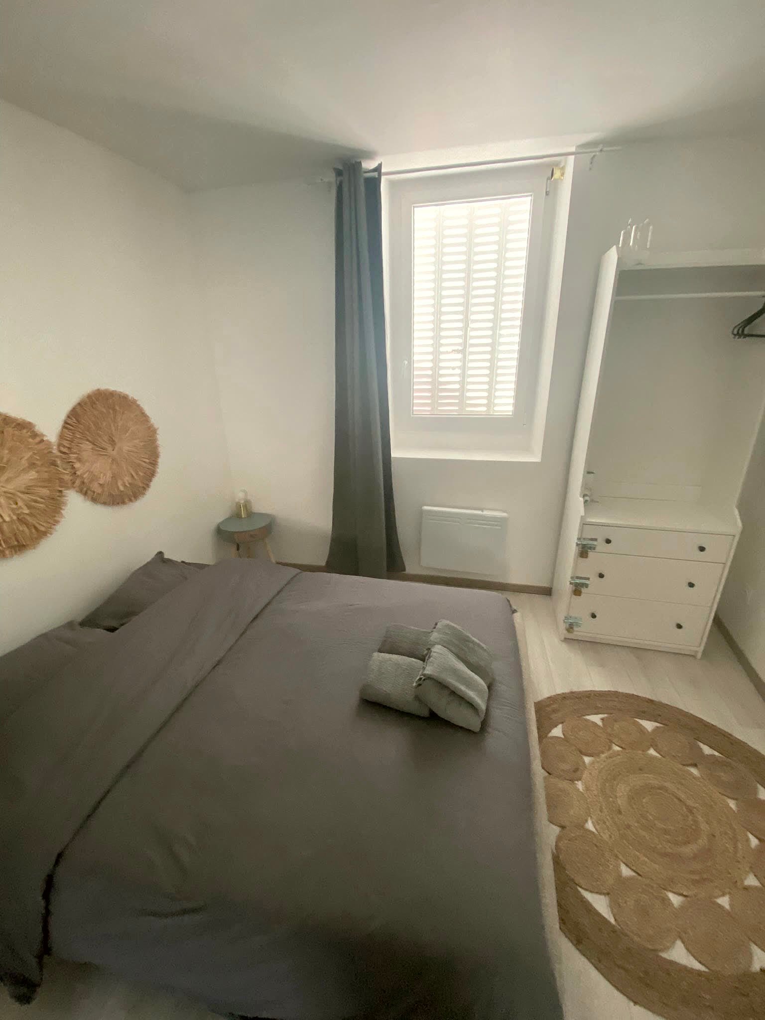 Chambre préparée avec linge propre