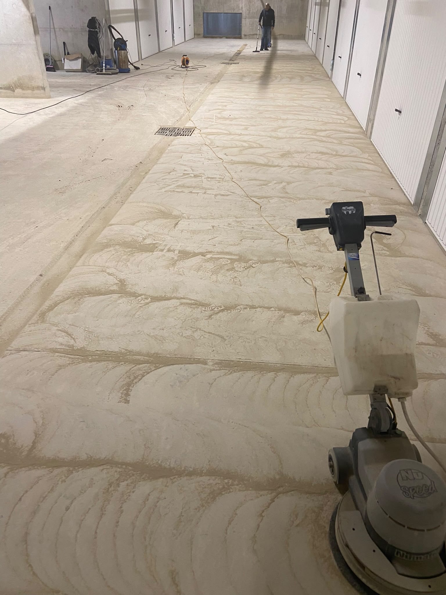 Couloir de chantier après passage de la monobrosse