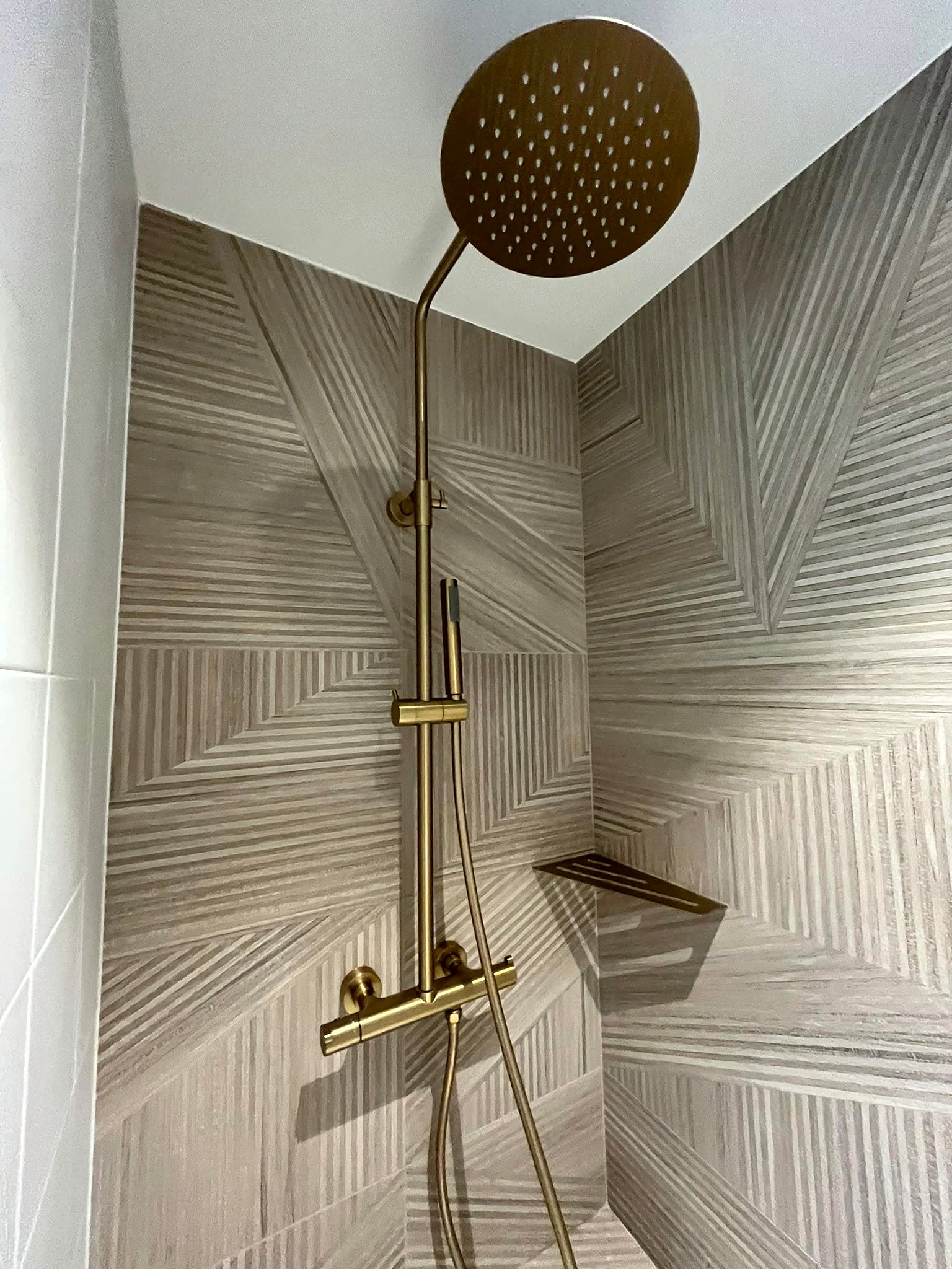 Douche à l'italienne au carrelage à chevrons, sans trace