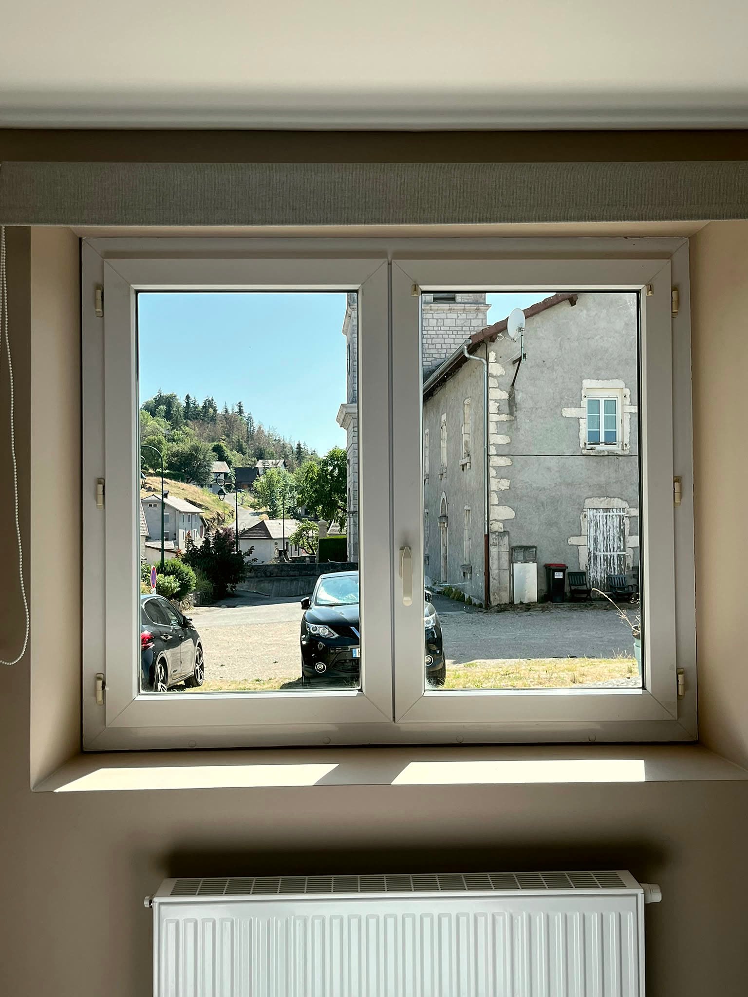 Fenêtre nettoyée donnant sur un village