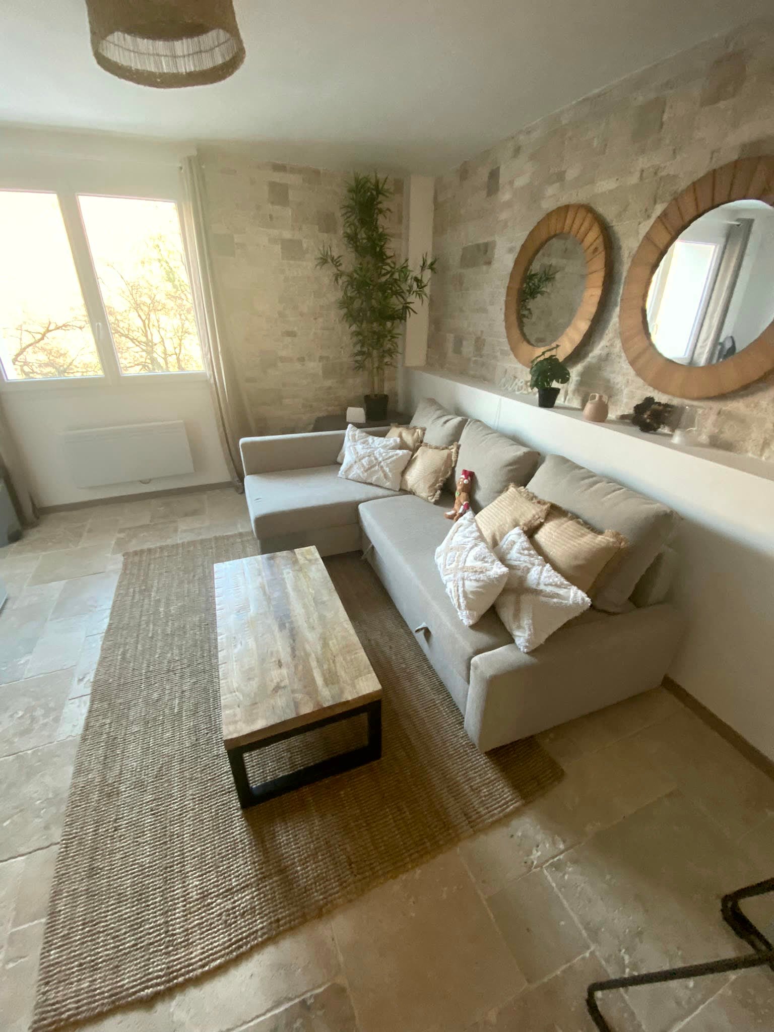 Séjour d'un logement remis en état par KD PROPRE, sols et surfaces impeccables