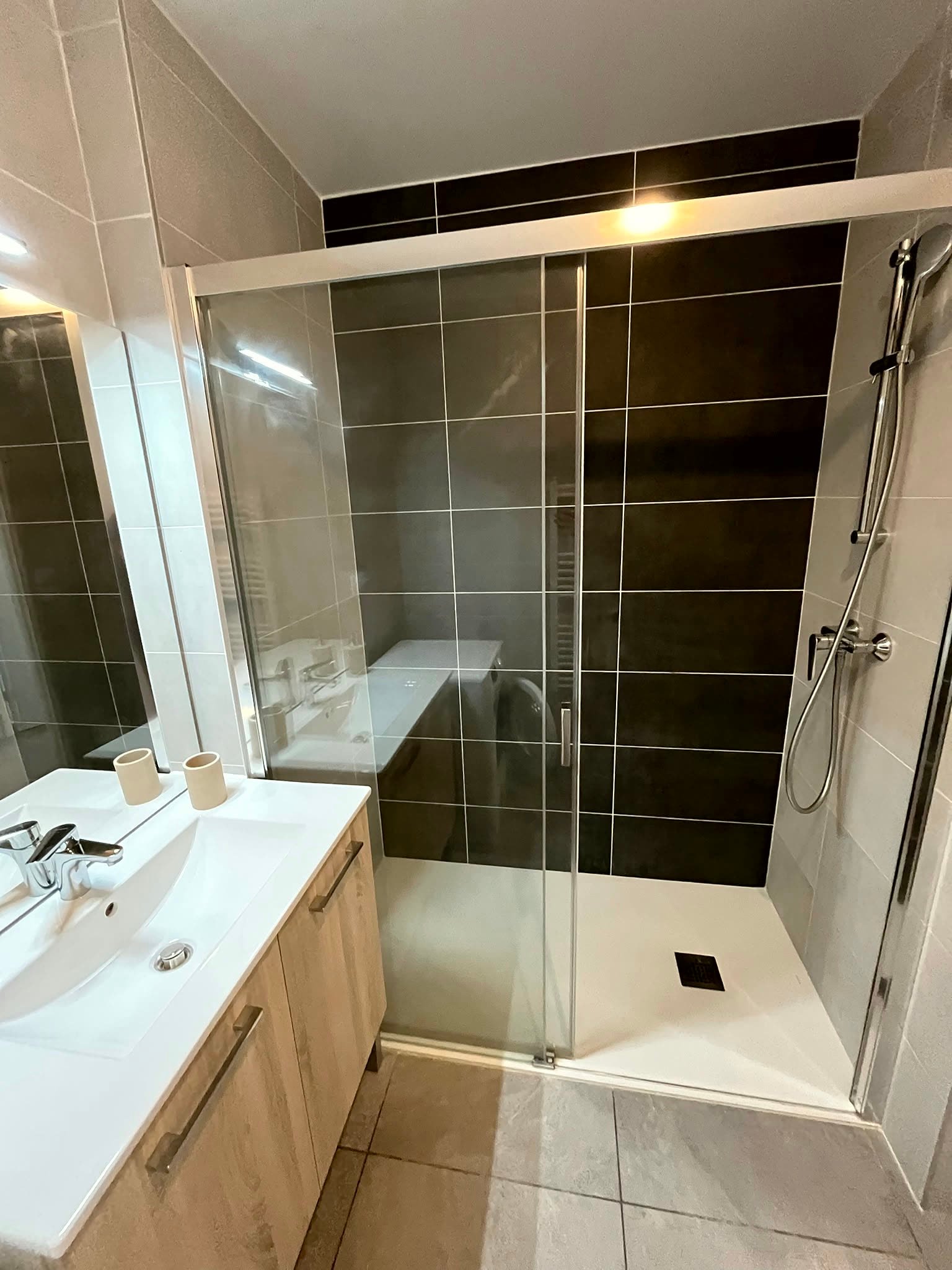 Salle de bain bois et vasque nettoyée