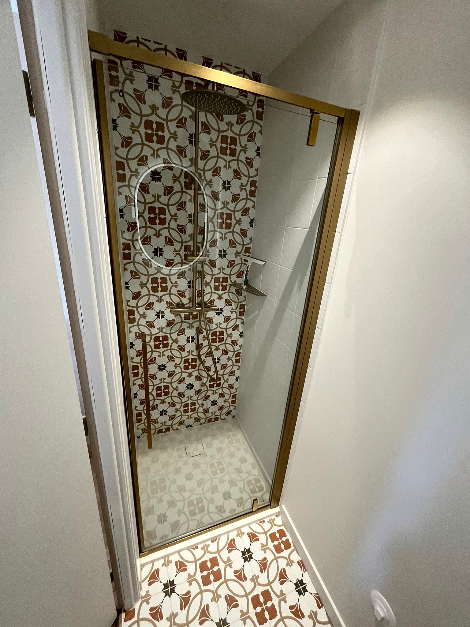 Douche et carreaux de ciment nettoyés