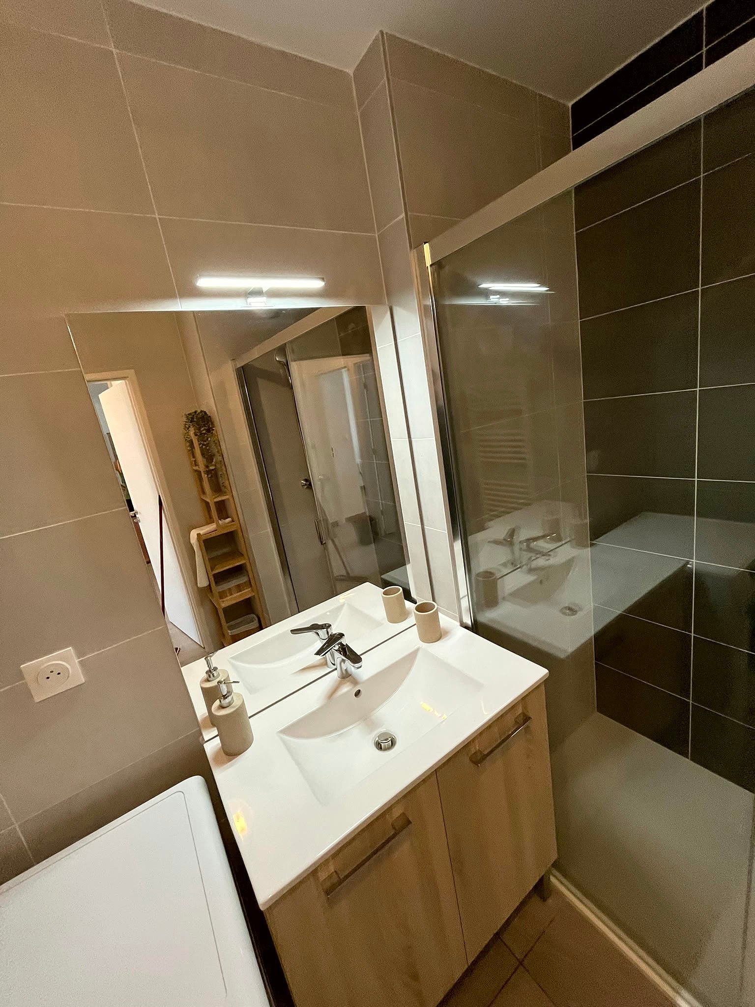 Salle d'eau d'une chambre, paroi et robinetterie détartrées
